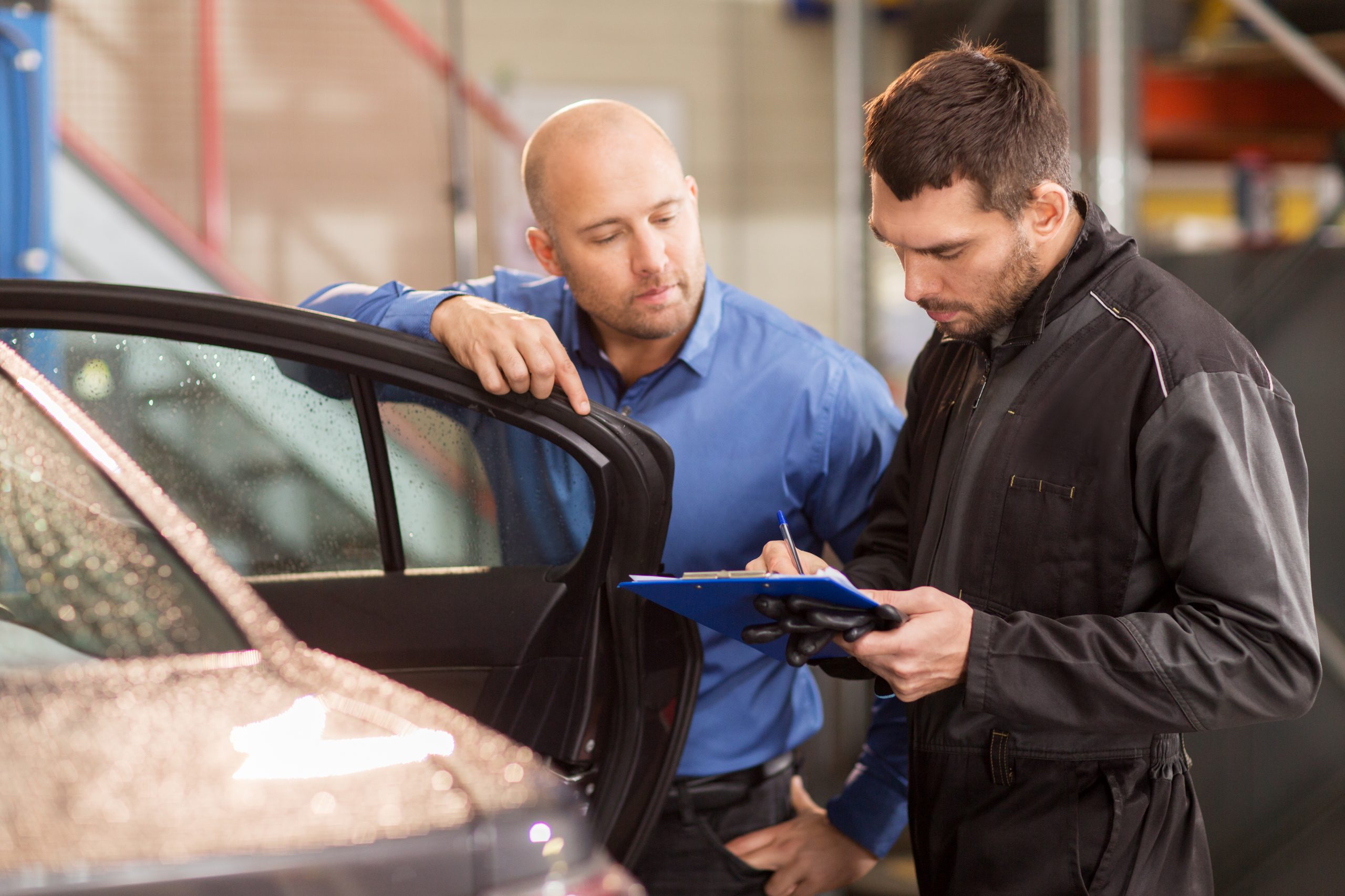 Tanto si vas a llevar el coche a reparar por primera vez como si se trata de un nuevo intento, es importante que te defiendas y obtengas la información que necesitas. Esto es lo que debes hacer cuando llegue el momento de llevar tu coche al taller. 